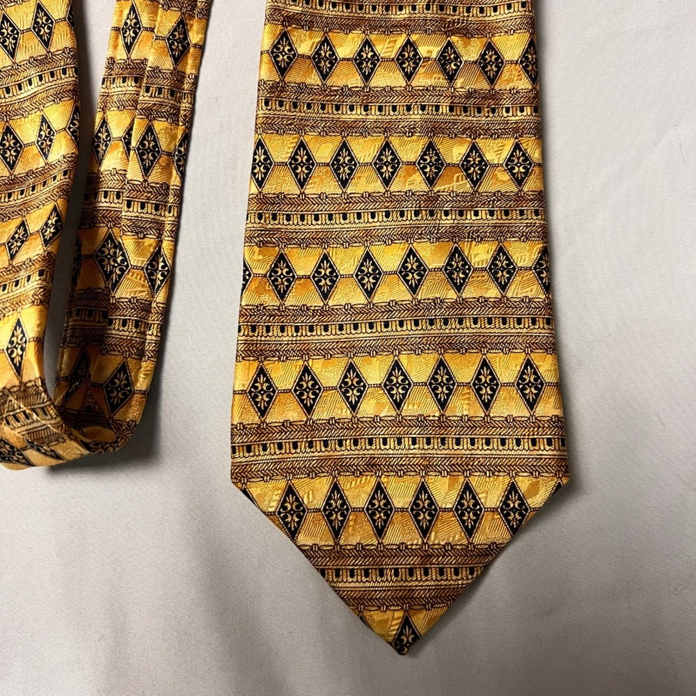 Roundtree & Yorke Mens Gold‎ Navy Blue Geometric Diamond 100% Silk Handmade Tie